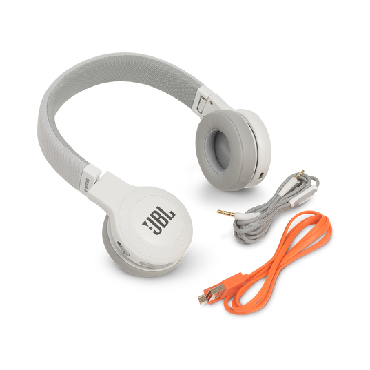 JBL E45BT - White - Wireless on-ear headphones - Detailshot 4