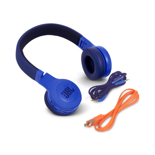 JBL E45BT - Blue - Wireless on-ear headphones - Detailshot 4