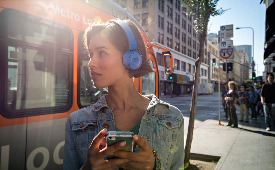 JBL T450BT イヤーカップで通話と音楽の操作が可能 - Image