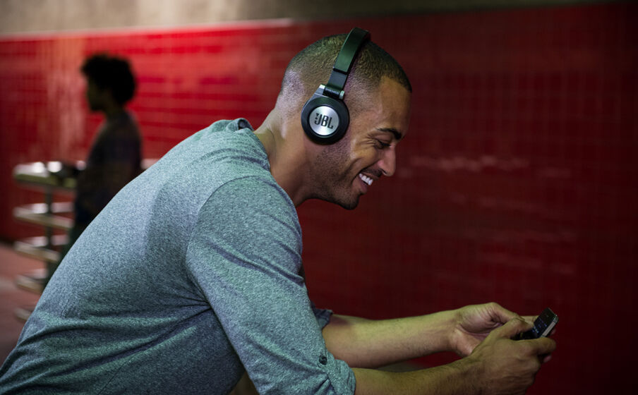 Synchros E40BT | On-ear Bluetooth Headphones with ShareMe Music