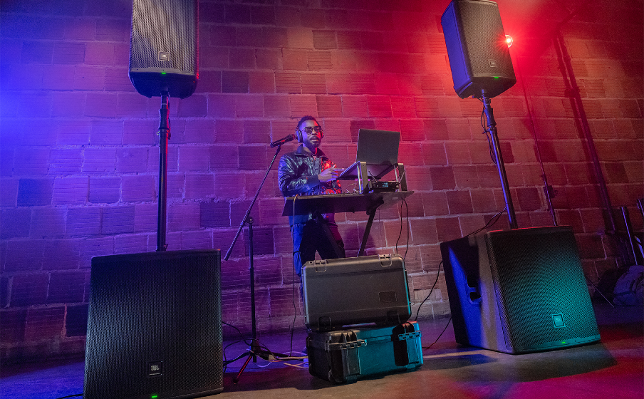 JBL EON718S | パワード18インチPAサブウーファー