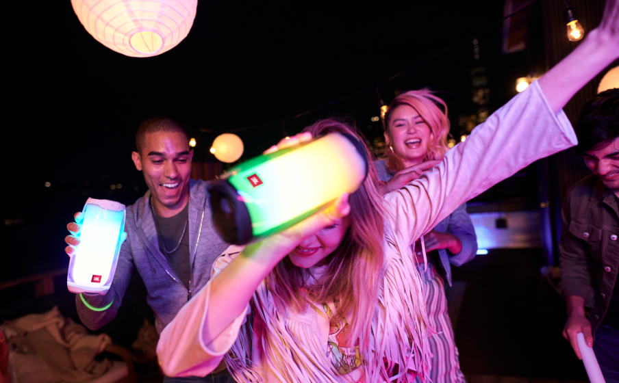 JBL Pulse 4 夜のダンスパーティーにも昼のお出かけにも - Image