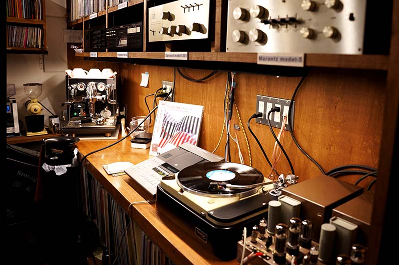 柳下さんのレコードのコレクションは3000枚ほど。 店内にはその一部が並ぶ。