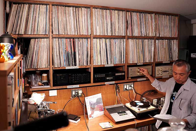 柳下さんのレコードのコレクションは3000枚ほど。 店内にはその一部が並ぶ。