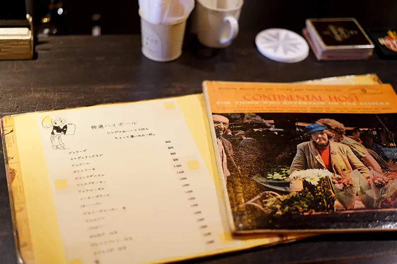 「SMOKIN' FISH」のロゴモチーフのグッズも
