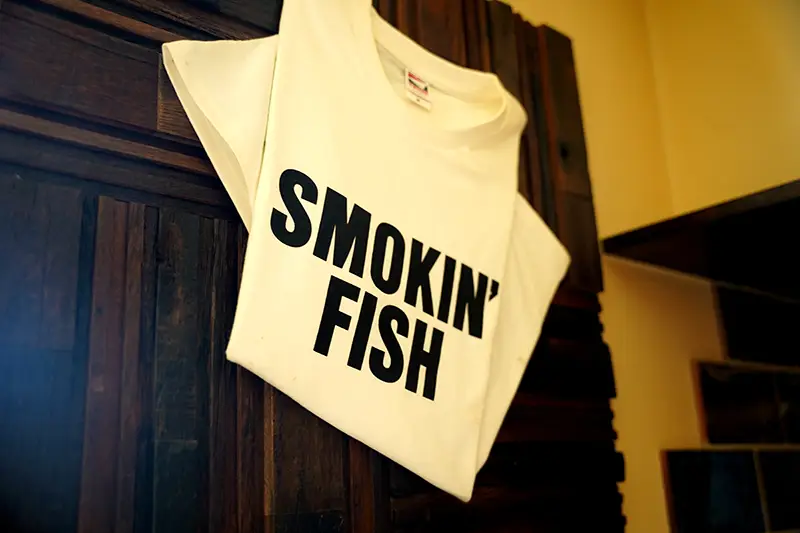 「SMOKIN' FISH」のロゴモチーフのグッズも