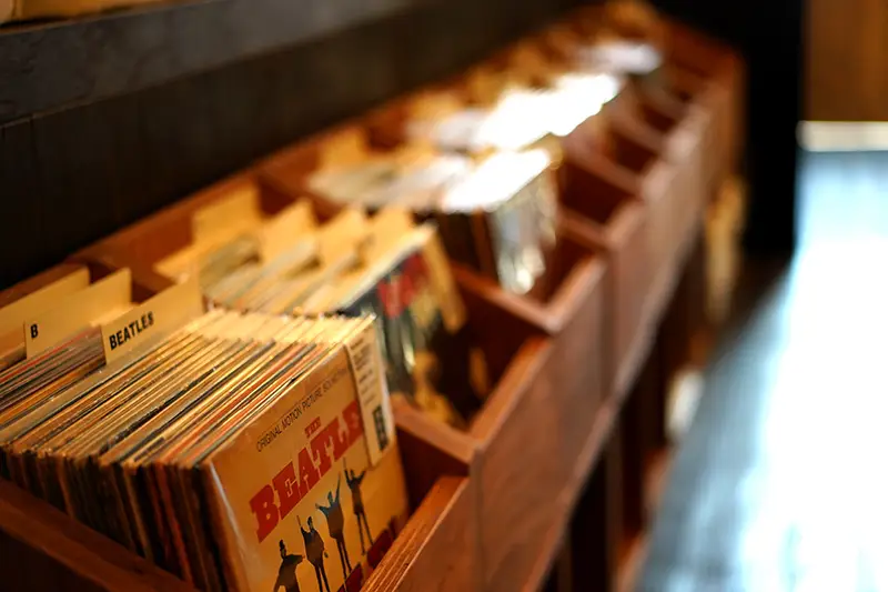 店内のレコードは800円から。