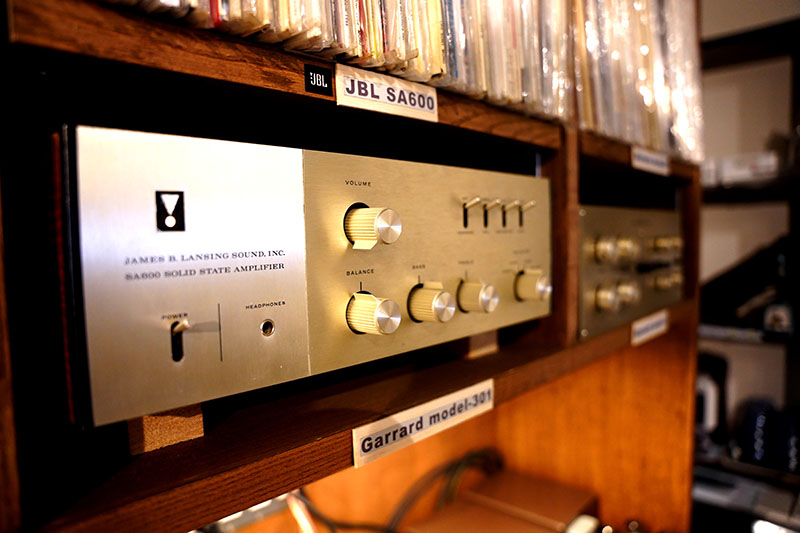 店内のオーディオにはすべて機材名が明記されている。