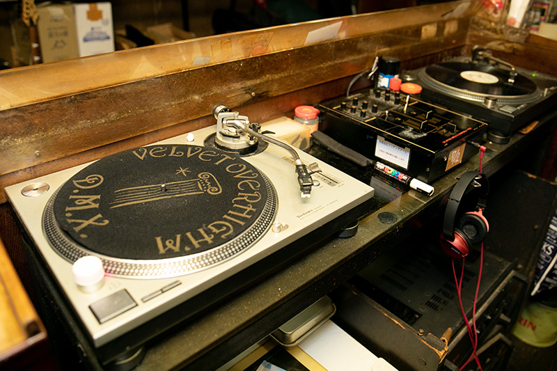 JBLが聴ける店・VELVET OVERHIGH’M d.m.x08