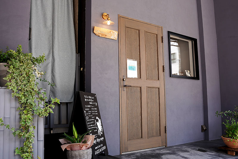 扉を開けると、国道沿いとは思えない静け道路沿いに佇むcafe Blue moon。 さに包まれる。