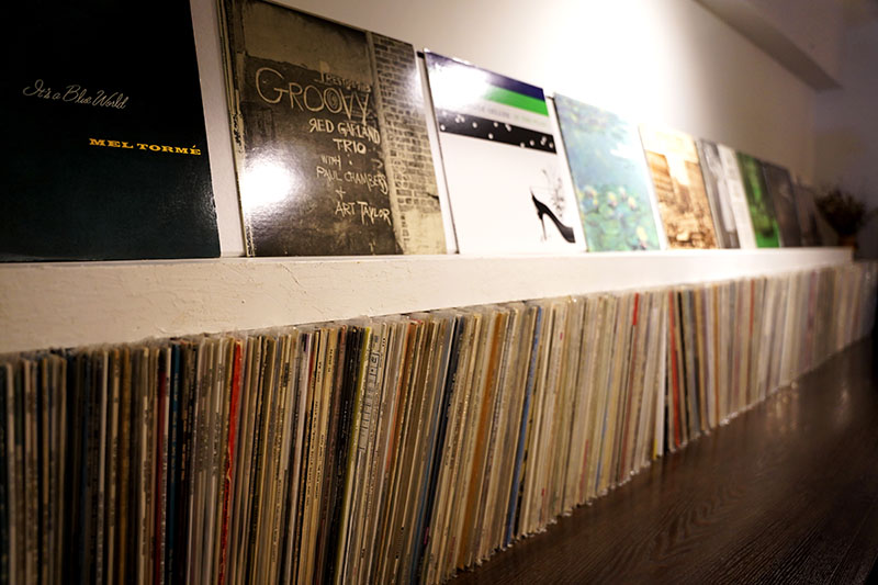 柳下さんのレコードのコレクションは3000枚ほど。 店内にはその一部が並ぶ。