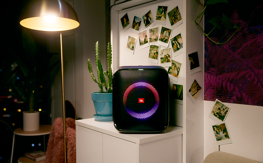 JBL Partybox Encore Essential |  パワフルな100Wのサウンドとダイナミックライトショー機能を搭載した、防滴設計のポータブルパーティースピーカー。